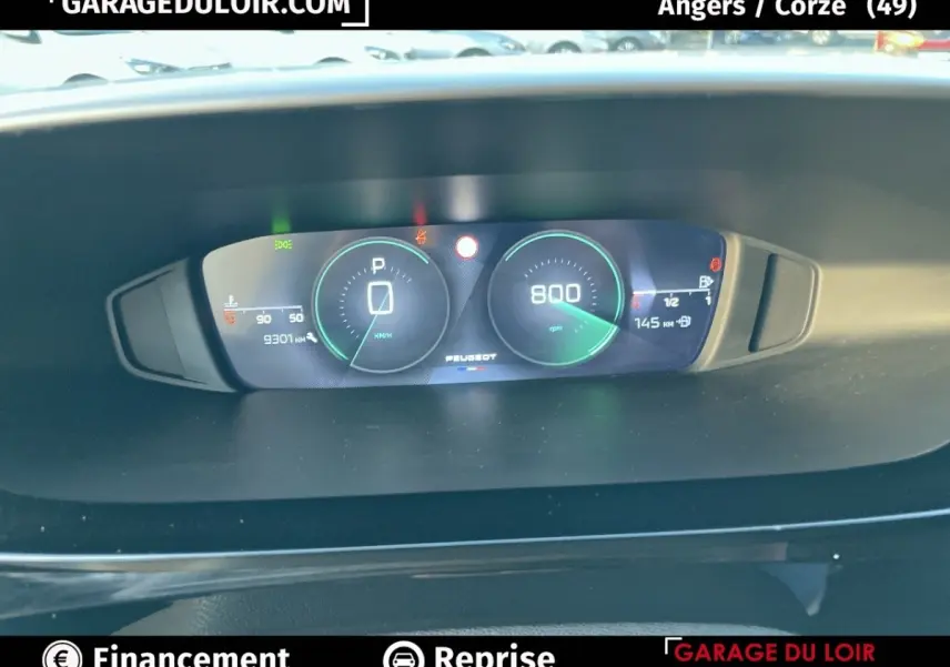 Tableau de bord numérique de Peugeot 308 2024 affichant vitesse, régime moteur et jauges, vue de face en intérieur.