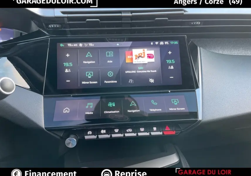 Vue rapprochée de l’écran tactile central et des commandes de la Peugeot 308 1.5 BlueHDi 130 Auto8 Allure gris foncé, 2024.