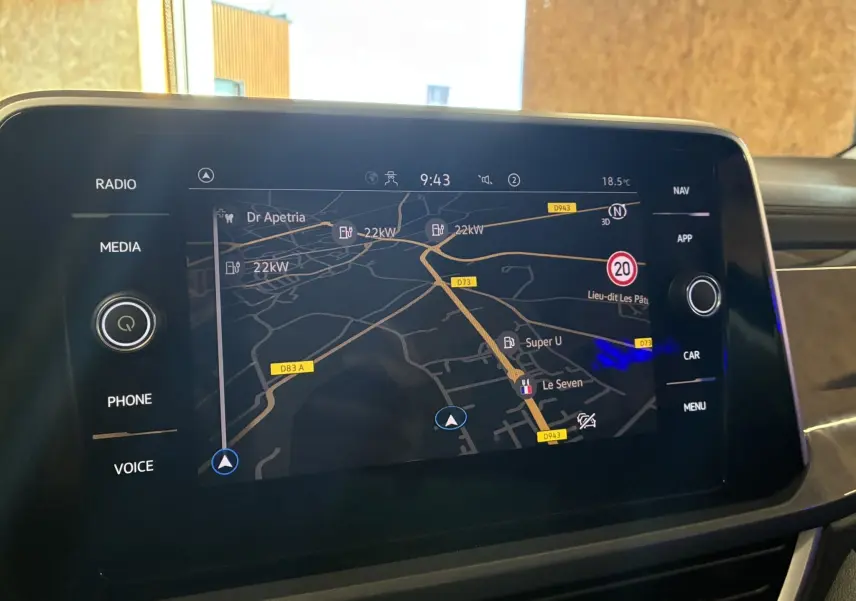 Écran tactile central du Volkswagen T-Roc 2025 affichant la navigation GPS avec carte et options multimédia.