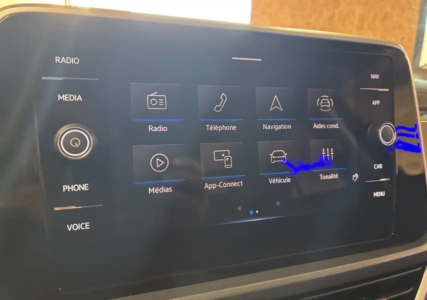 Écran tactile central du Volkswagen T-Roc noir 2025 affichant les options radio, téléphone, navigation et aides à la conduite.