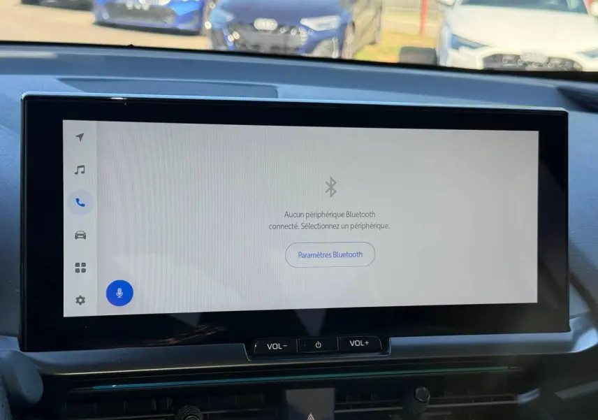 Vue intérieure du tableau de bord du Toyota C-HR 2025 avec écran tactile large affichant le menu Bluetooth.