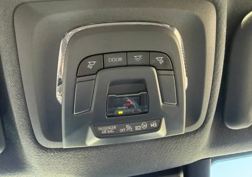 Vue intérieure du plafonnier du Toyota C-HR 2.0 Hybride 200ch GR Sport 2025 avec commandes d’éclairage et bouton SOS.