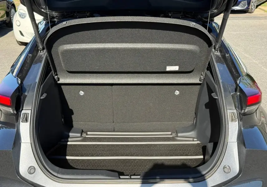 Coffre ouvert vu de l'arrière du Toyota C-HR 2.0 Hybride 200ch GR Sport gris Atlas métallisé bi-ton.