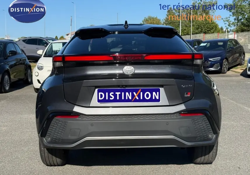 Vue arrière d'un Toyota C-HR 2.0 Hybride GR Sport 2025 en gris Atlas métallisé bi-ton, avec feux LED continus rouges.