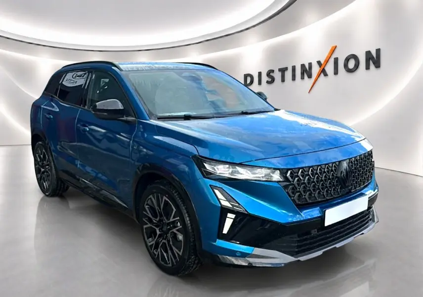 Renault Austral bleu outremer en 3/4 avant droit, avec calandre noire et jantes alliage noires distinctives.