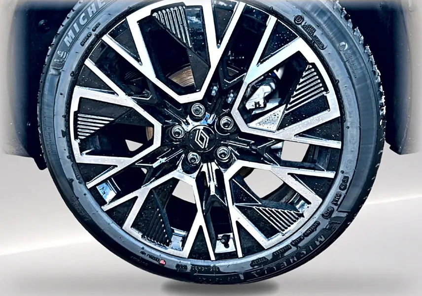 Gros plan sur la jante alu noire et argentée du Renault Austral 1.2 e-tech full hybrid 200 esprit alpine, détail du pneu Michelin.