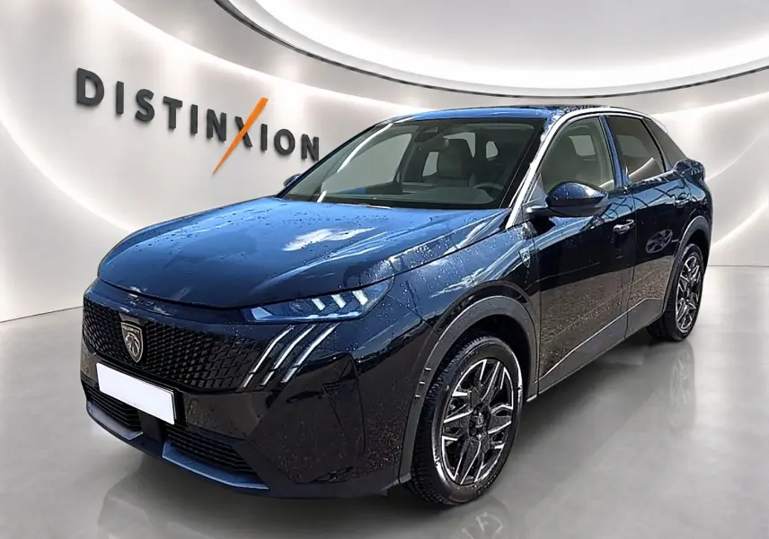 Peugeot 3008 noir en 3/4 avant droit, avec calandre noire et phares LED distinctifs, en intérieur showroom.