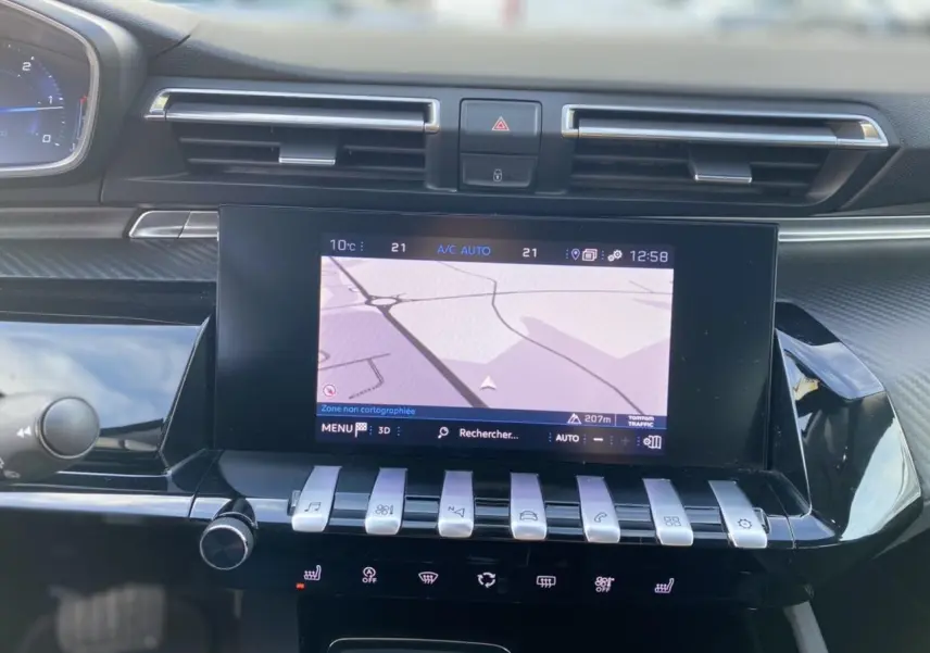 Écran tactile central du Peugeot 508 SW gris Artense 2021 affichant la navigation avec commandes piano en dessous.