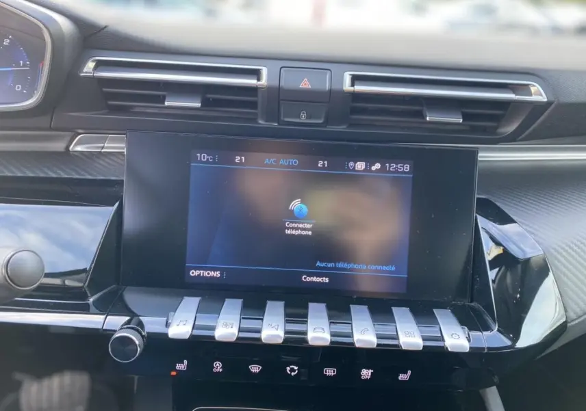 Tableau de bord du Peugeot 508 SW 2021 avec écran tactile central et commandes piano en vue frontale rapprochée.