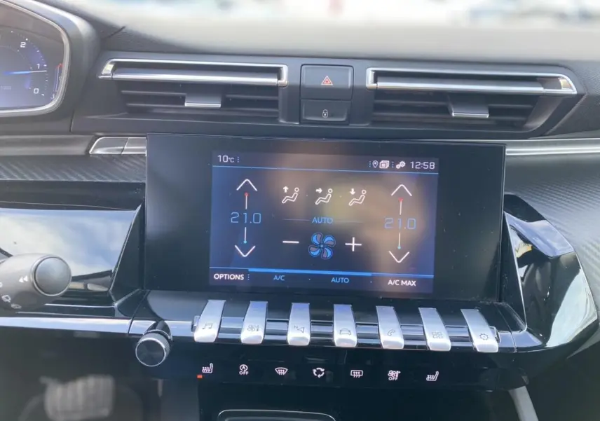 Écran tactile central et commandes de climatisation du tableau de bord du Peugeot 508 SW gris Artense 2021.