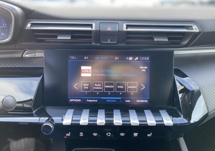 Écran tactile central du Peugeot 508 SW Active Pack 2021 avec commandes piano et affichage radio FM Skyrock.