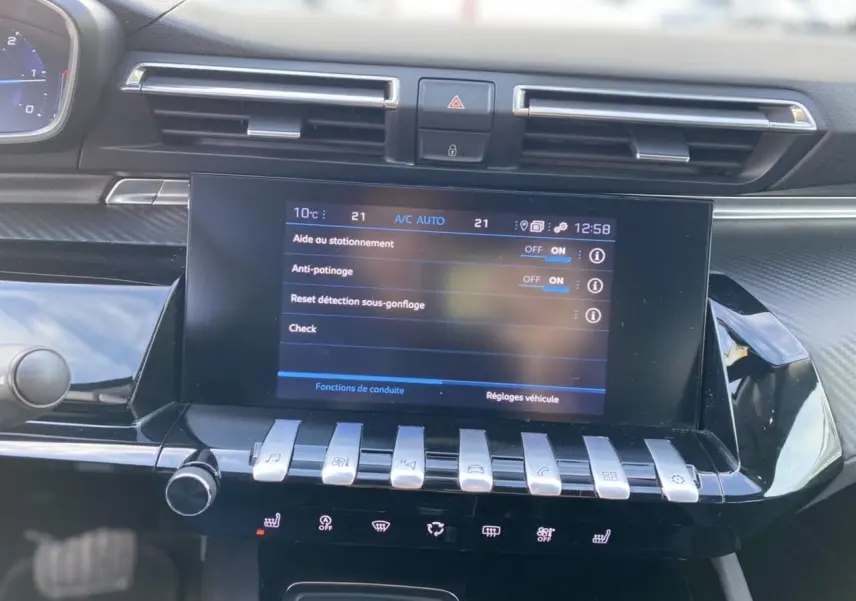 Vue rapprochée de l'écran tactile central et des commandes piano du tableau de bord du Peugeot 508 SW gris Artense.