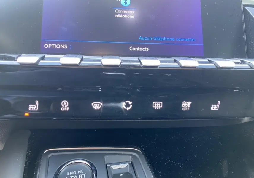 Détail du tableau de bord Peugeot 508 SW 2021 montrant les commandes tactiles et l'écran multimédia.