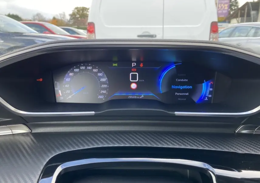 Tableau de bord numérique Peugeot 508 SW 2021 affichant la navigation et la vitesse à 0 km/h.