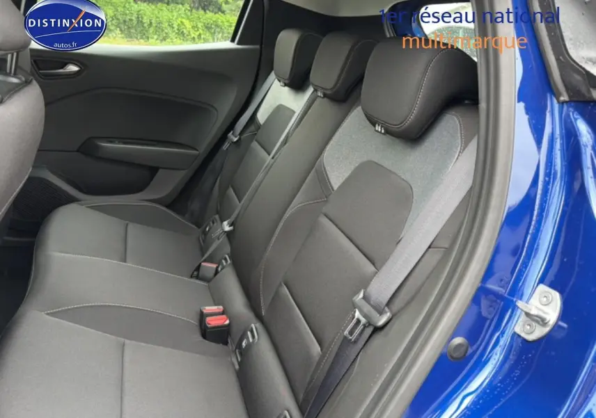 Vue intérieure côté droit sur la banquette arrière noire de la Renault Clio V Bleu Iron avec ceinture de sécurité visible.