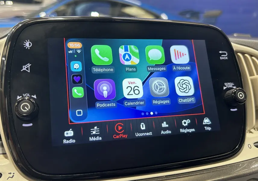 Écran tactile central de la Fiat 500 gris 2022 affichant Apple CarPlay avec icônes d'applications.