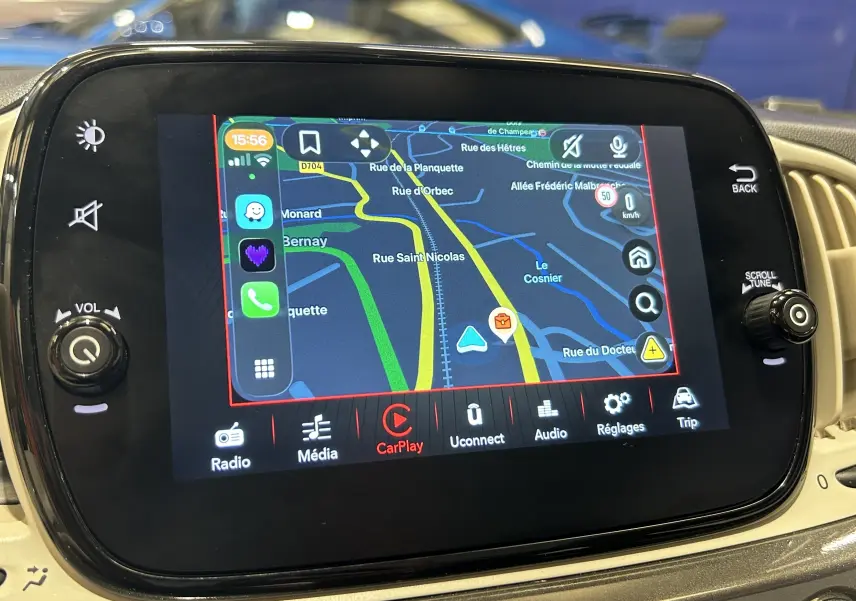 Écran tactile central de la Fiat 500 gris 2022 affichant la navigation avec interface CarPlay, vue de face intérieure.