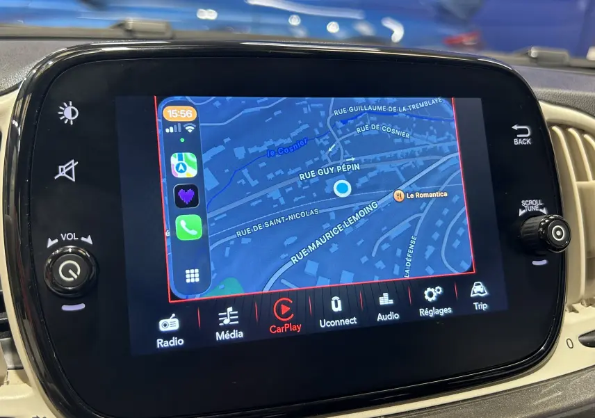 Écran tactile central de la Fiat 500 hybride 2022 affichant la navigation avec Apple CarPlay activé.