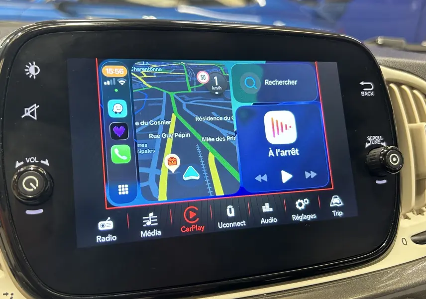 Écran tactile central du tableau de bord de la Fiat 500 gris, affichant la navigation et Apple CarPlay.