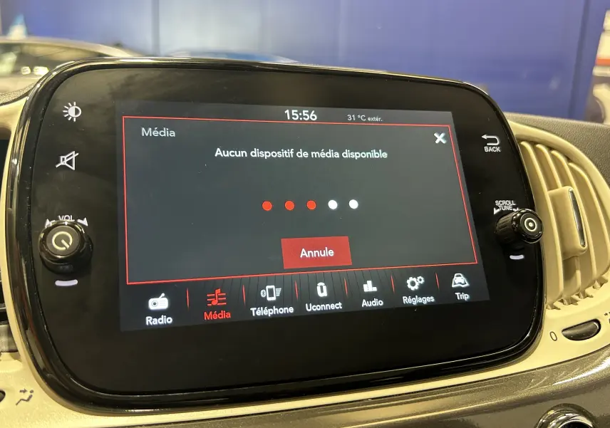 Écran tactile central de la Fiat 500 70 Hybride Dolcevita affichant le menu média sans dispositif connecté.