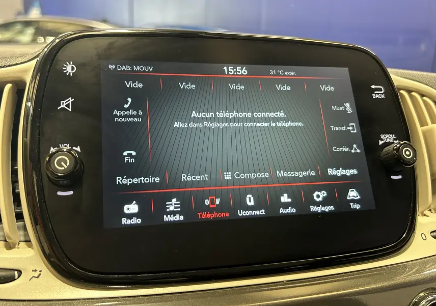 Écran tactile central de la Fiat 500 hybride 2022 affichant le menu téléphone, entouré de la console beige.