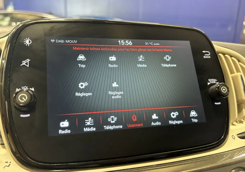 Écran tactile central de la Fiat 500 Dolcevita 2022 affichant les options radio, média, téléphone et réglages.