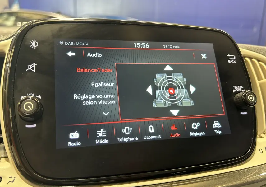 Écran tactile central de la Fiat 500 70 Hybride BSG Dolcevita, affichant les réglages audio avec interface moderne.