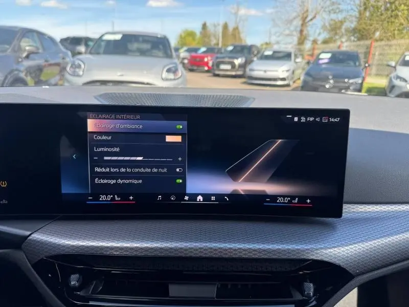 Vue intérieure du tableau de bord numérique de la BMW Série 3 320dA xDrive M Sport 2025, avec écran tactile affichant les réglages d'éclairage.