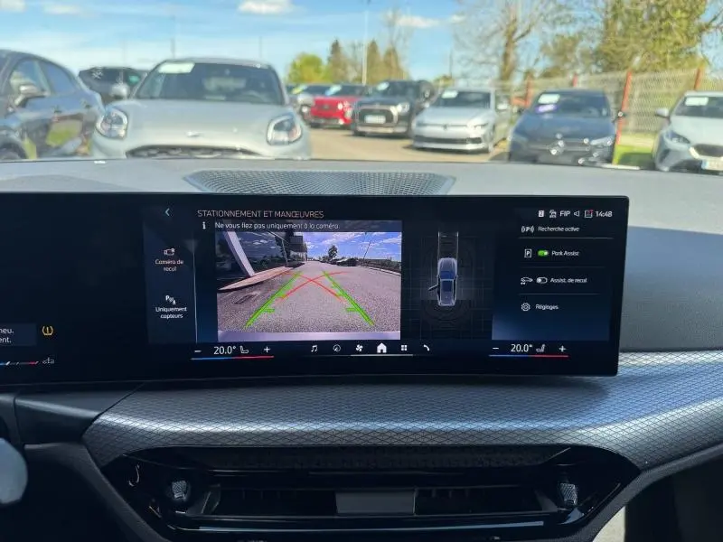 Vue intérieure du tableau de bord de la BMW Série 3 320dA xDrive M Sport 2025, écran affichant la caméra de recul.