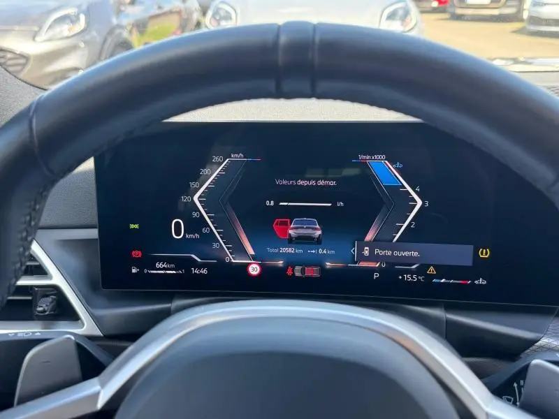 Vue intérieure du tableau de bord numérique d'une BMW Série 3 320dA xDrive M Sport 2025, affichant une alerte porte ouverte.