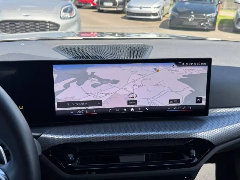 Vue intérieure du tableau de bord de la BMW Série 3 320dA xDrive M Sport 2025 avec écran de navigation large et finition moderne.