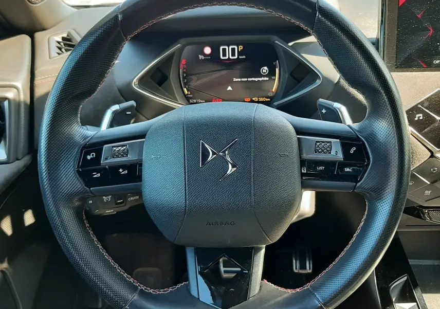 Volant en cuir noir avec logo DS au centre, vue frontale du poste de conduite du DS3 Crossback 2021.