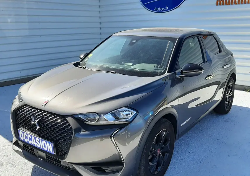 DS3 Crossback gris foncé en 3/4 avant droit, avec calandre distinctive et jantes noires brillantes.