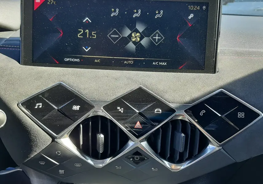 Tableau de bord du DS3 Crossback 2021 avec écran tactile et commandes climatisation en gros plan.