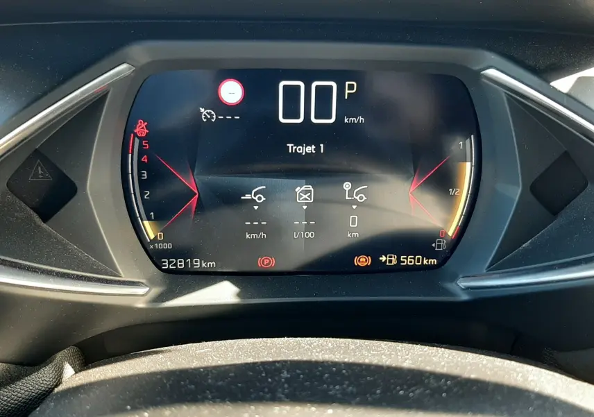 Vue rapprochée du tableau de bord numérique du DS3 Crossback gris foncé, affichant la vitesse à zéro et le kilométrage.