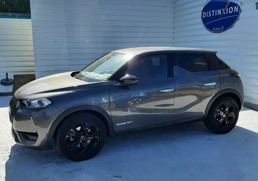 DS3 Crossback gris foncé vu de profil côté gauche, avec jantes noires et toit clair contrastant.