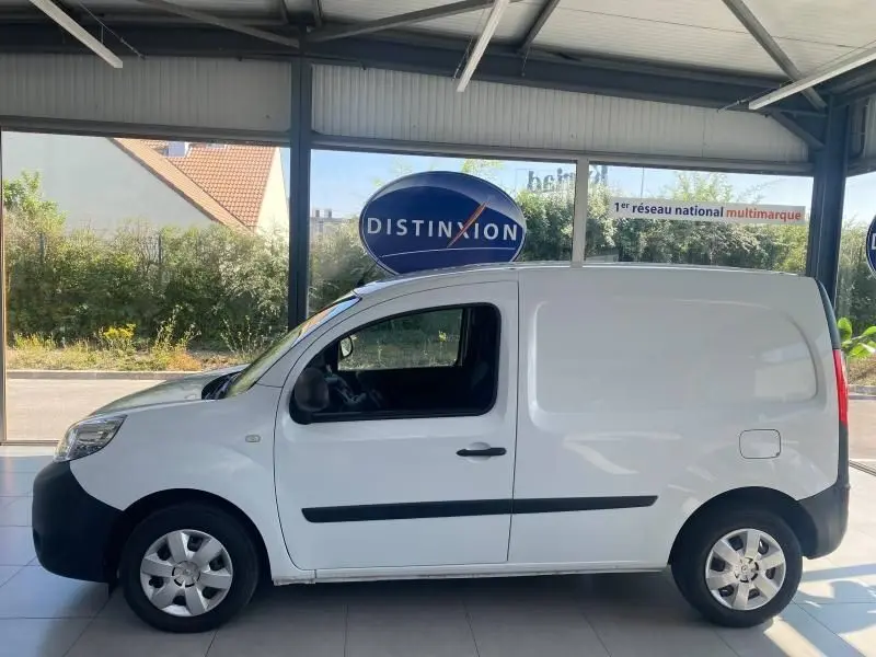 Vue latérale droite du Renault Kangoo Express blanc 2022 avec porte latérale arrière et jantes acier.