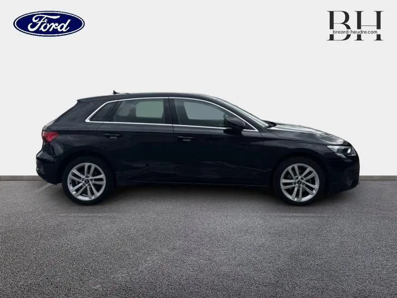 Profil côté gauche d'une Audi A3 Sportback 2022 en noir Mythic métallisé avec jantes alu et vitres teintées.