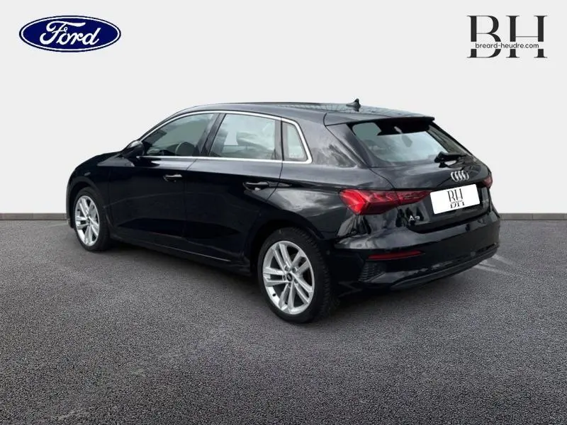 Audi A3 Sportback noir Mythic métallisé vue 3/4 arrière droit avec jantes alu et feux LED distinctifs