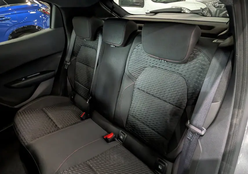 Vue intérieure arrière côté droit de la Renault Clio VI TCe 115 CH TECHNO avec sièges en microfibre noire texturée.