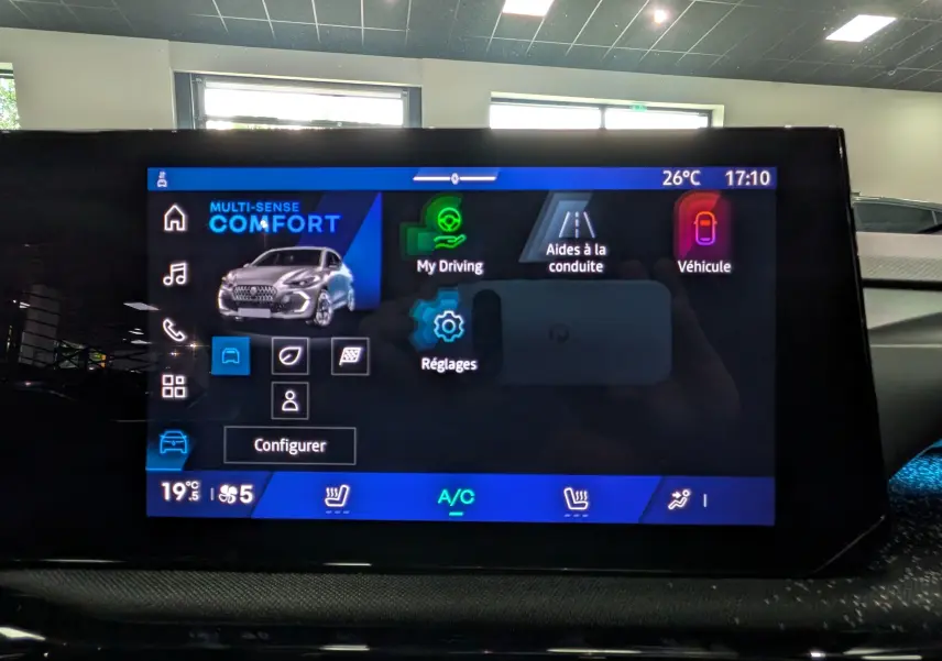 Écran tactile intérieur de la Renault Clio VI TCe 115 CH TECHNO montrant le menu confort et aides à la conduite.