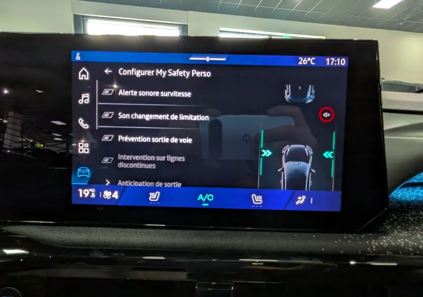 Écran tactile intérieur de la Renault Clio VI TCe 115 Techno affichant les options de sécurité personnalisables.