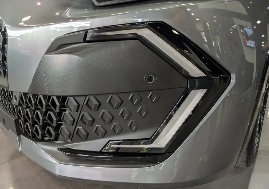 Gros plan sur le phare avant droit gris schiste de la Renault Clio VI TCe 115 TECHNO avec signature lumineuse en forme de C.