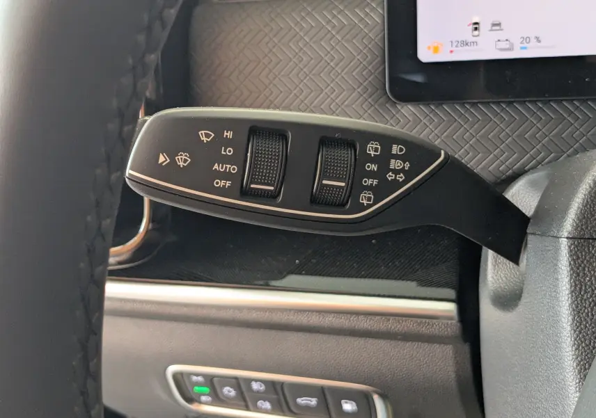 Gros plan sur la commande des essuie-glaces à gauche du volant dans l’habitacle noir du JAECOO J7 2026.