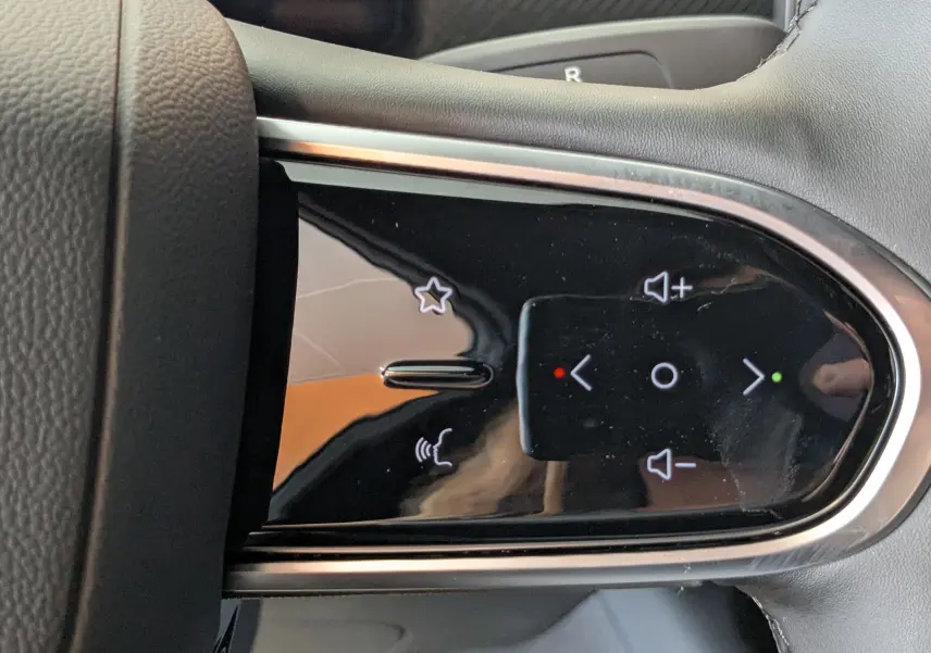 Gros plan sur les commandes tactiles noires du volant côté gauche du JAECOO J7 2026 finition Exclusive.