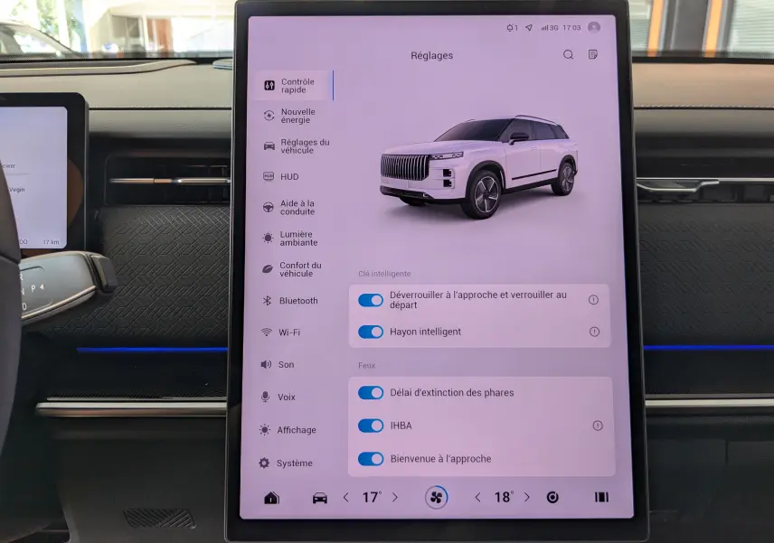 Écran tactile central affichant les réglages du JAECOO J7, avec image 3/4 avant du SUV blanc sur fond clair.