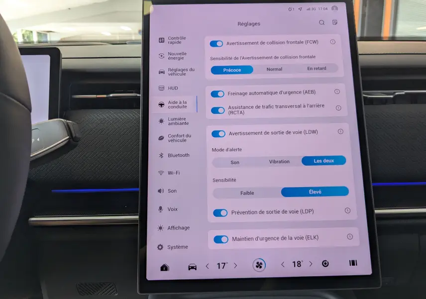 Écran tactile central en mode réglages dans l’habitacle gris noir du JAECOO J7 1.5 TGDI PHEV 205CH Exclusive 2026.