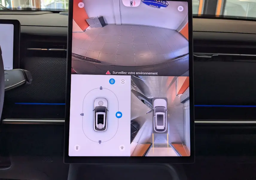 Écran central affichant la caméra 360° du JAECOO J7 noir carbone, vue arrière, dessus et plan du véhicule en parking.