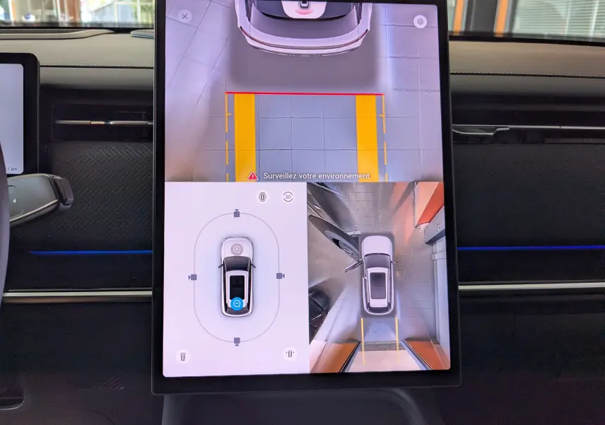 Écran intérieur affichant la caméra 360° du JAECOO J7 noir carbone, vue aérienne et angles avant/arrière du véhicule.