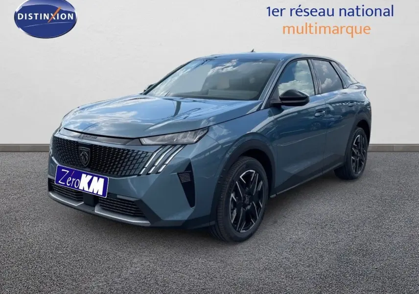 Peugeot 3008 Hybrid bleu Ingaro métal en 3/4 avant droit, avec calandre noire et jantes noires bicolores.